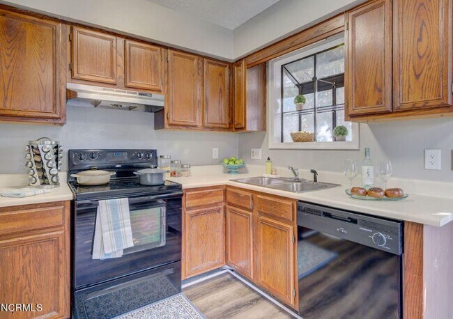 Building Photo - 4155 Spirea Dr