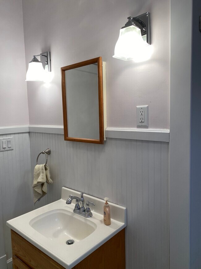 Building Photo - 142 N Main St