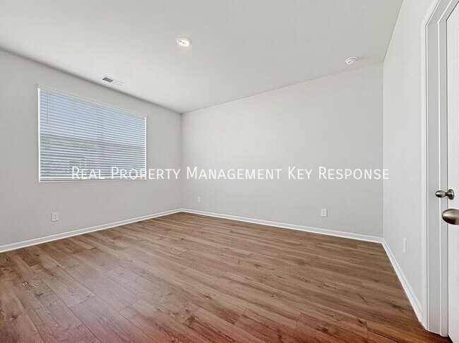 Building Photo - 2042 Live Oak Dr