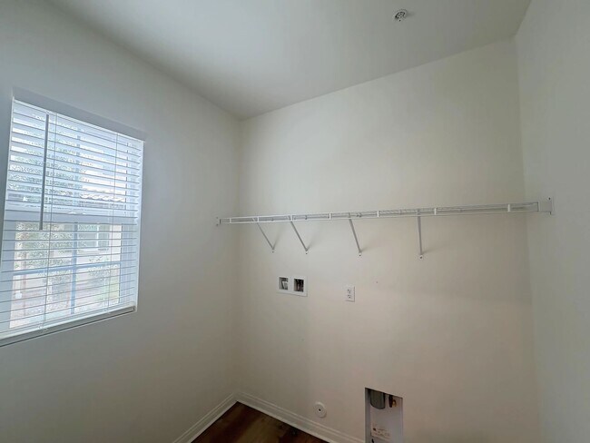 Building Photo - Beautiful Condo