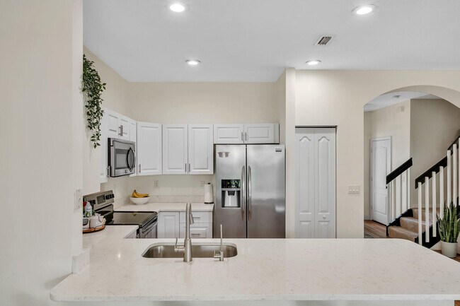 Building Photo - 6086 Seminole Gardens Cir