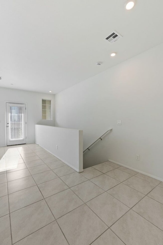 Building Photo - LIKE NEW 3 BEDROOM TOWNHOME