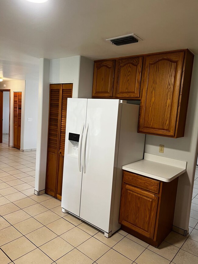 Building Photo - 3 BEDROOM, 2 BATH HOME WITH TILE THROUGHOUT & CLOSE TO THE TURNPIKE