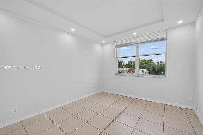 Building Photo - 1050 SE 15th St