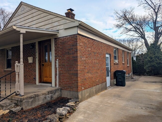 Building Photo - Adorable Belmont Home with Basement - AVAILABLE NOW!