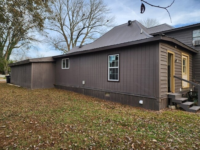 Building Photo - 401 N Polk St