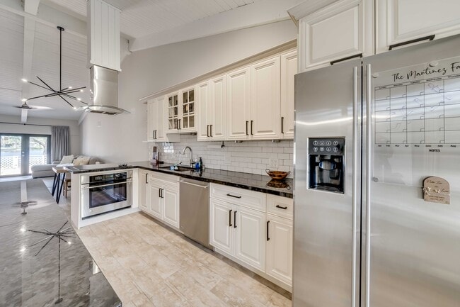 Building Photo - 2250 Buttonwood Ave