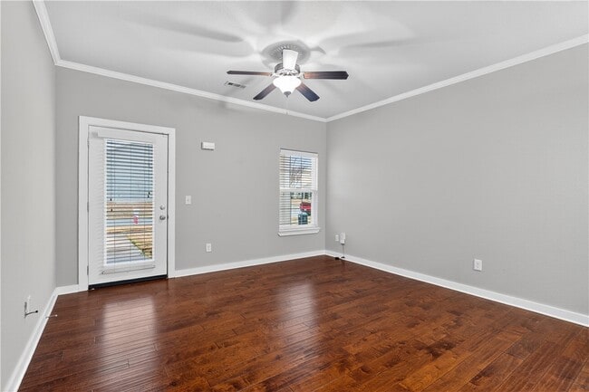 Building Photo - 2304 SW Juniper Ave