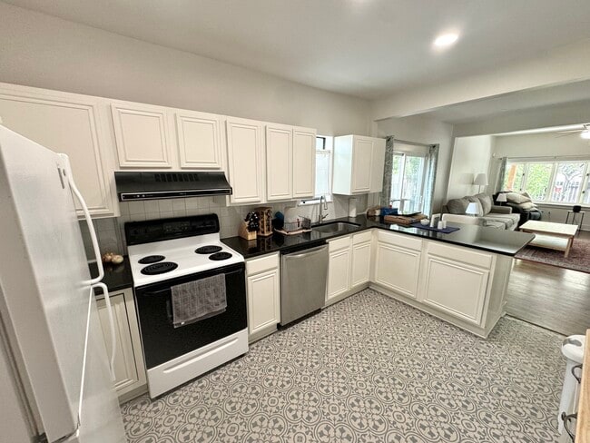 Building Photo - 1005 N Waco Ave