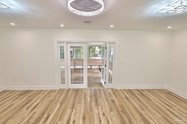 Building Photo - 3795 Summer Dr