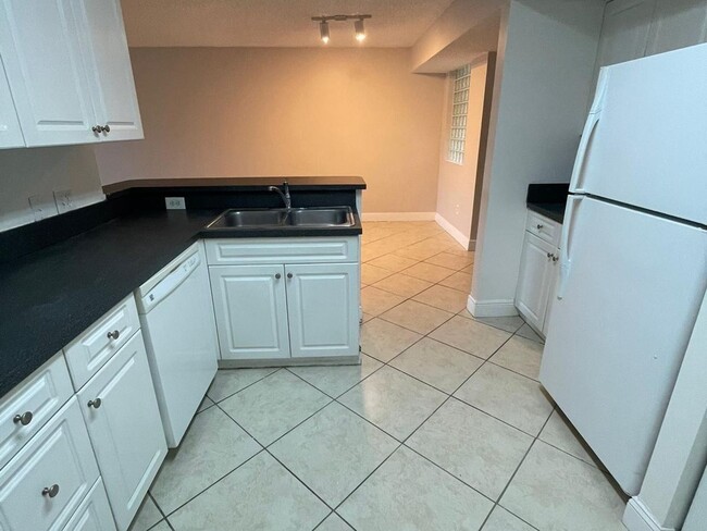 Building Photo - 2 Bedroom Condo in Pembroke Pines