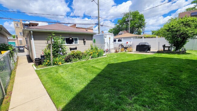 Building Photo - 5714 W Dakin St