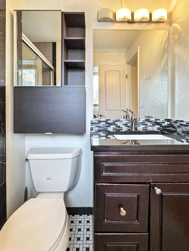 Building Photo - Spacious 4-Bedroom Home with Modern Amenit...