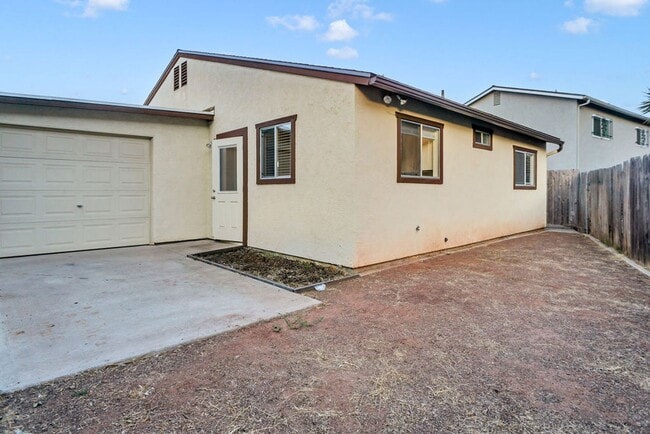 Building Photo - Detached home centrally located in Linda V...