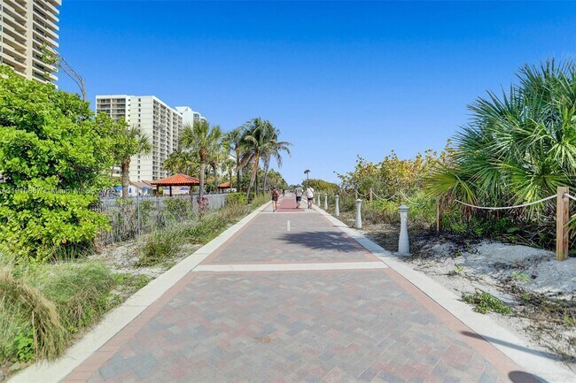 Building Photo - 2555 Collins Ave