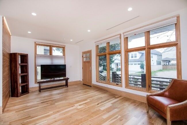 Building Photo - 811 E 23rd St