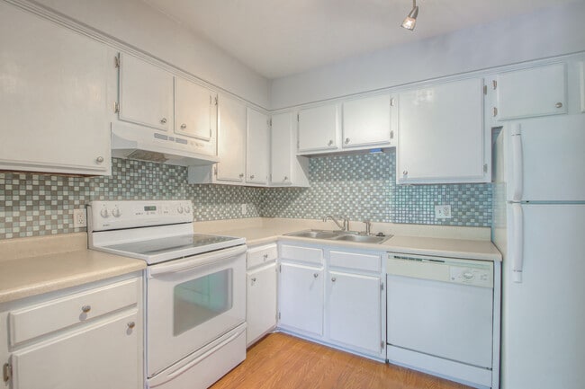 Building Photo - 104 Doral Ct