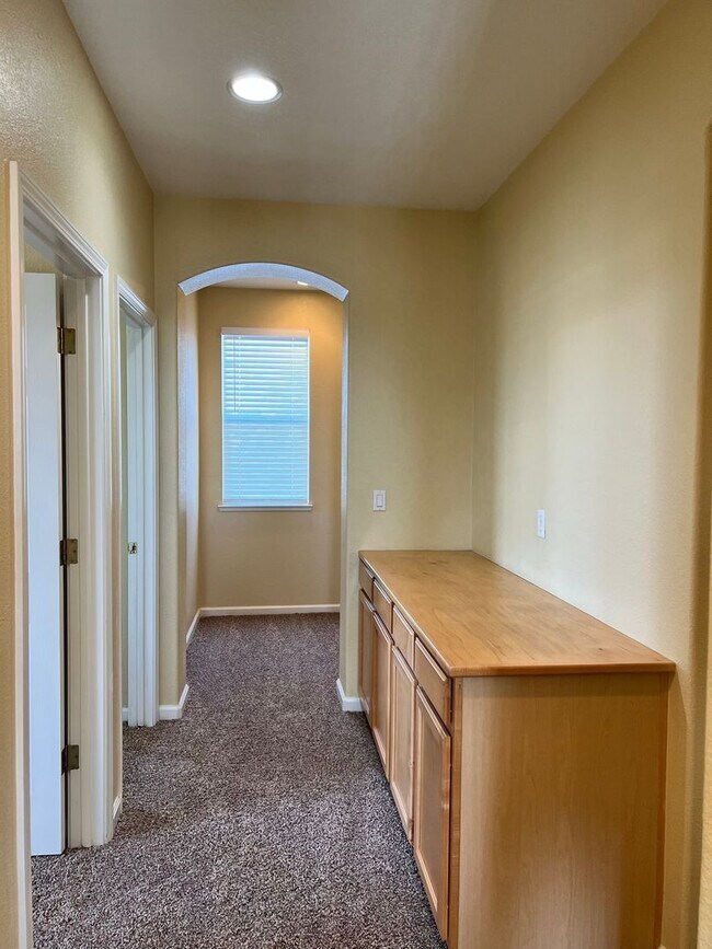 Building Photo - Beautiful home in Reflections gated community
