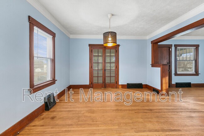 Building Photo - 3228 Fontenelle Blvd