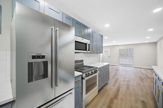 Building Photo - Davis Islands! RARE 3/2 FRESHLY RENOVATED,...