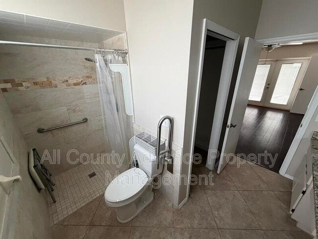Building Photo - 3232 Oakwood Pl