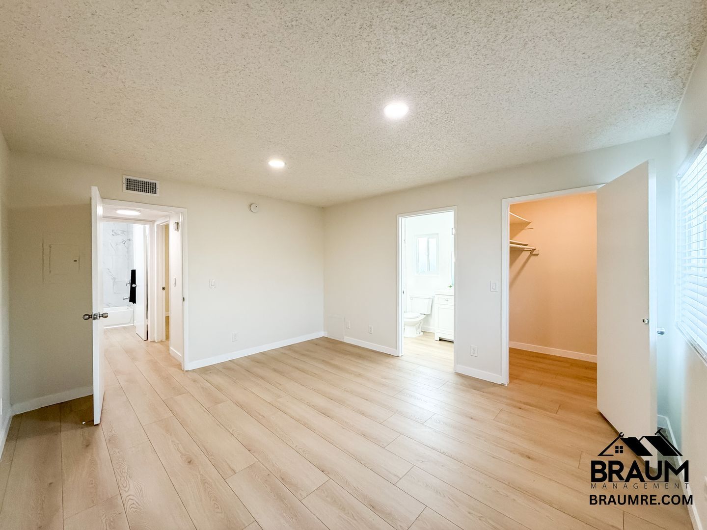 Building Photo - 13347 Victory Blvd
