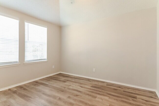 Building Photo - 145 Redbud Dr