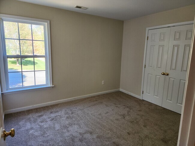 Building Photo - Beautiful 5 Bedroom Home in Watermill Subdivision!