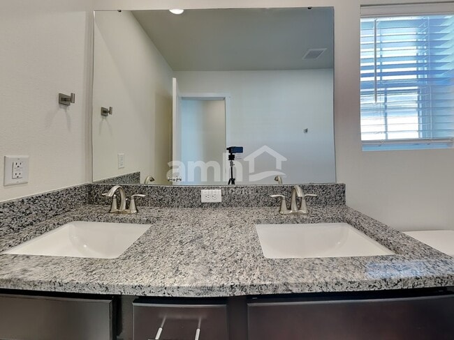 Building Photo - 23297 SE Dogwood St