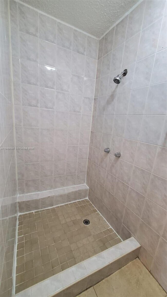 Building Photo - 2124 Scott St