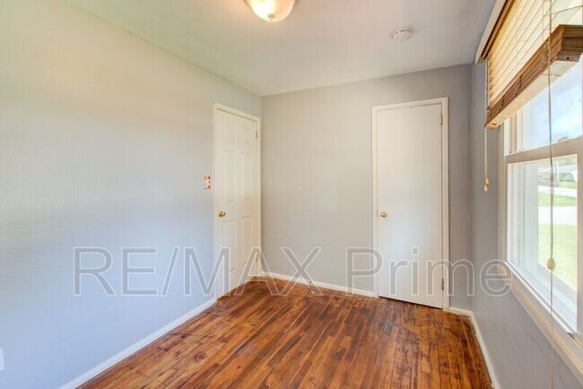 Building Photo - 321 Patrician Dr