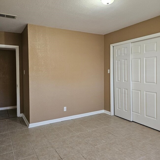 Building Photo - 801 W Golf Course Rd