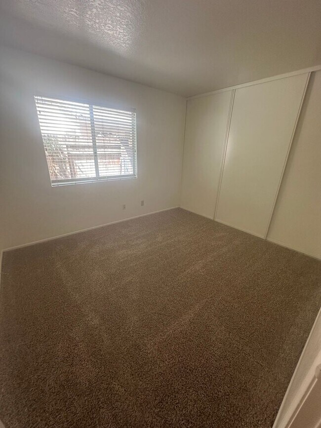 Building Photo - 5 BEDROOM, 2 STORY,SPACIOUS VICTORVILLE HOME! NEAR MALL!