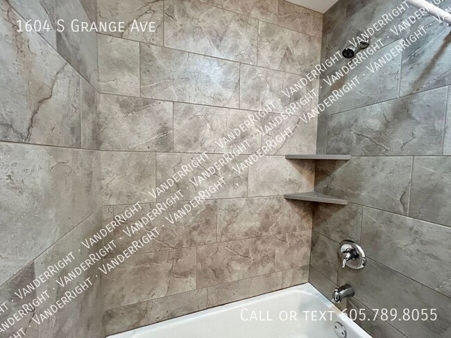 Building Photo - 1604 S Grange Ave