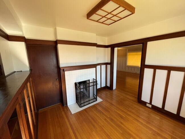 Building Photo - 1093 E Main St