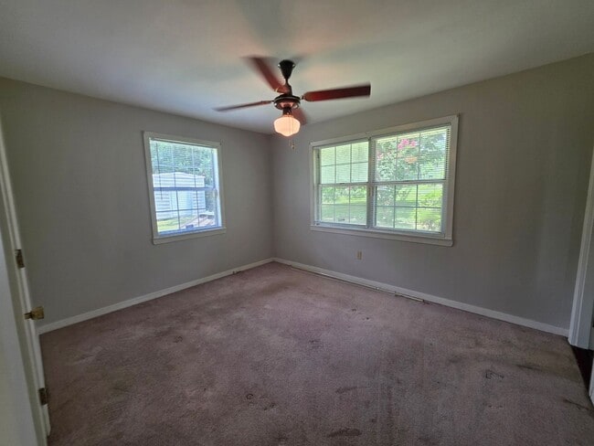 Building Photo - 4BR/2BA lake view home with covered back p...