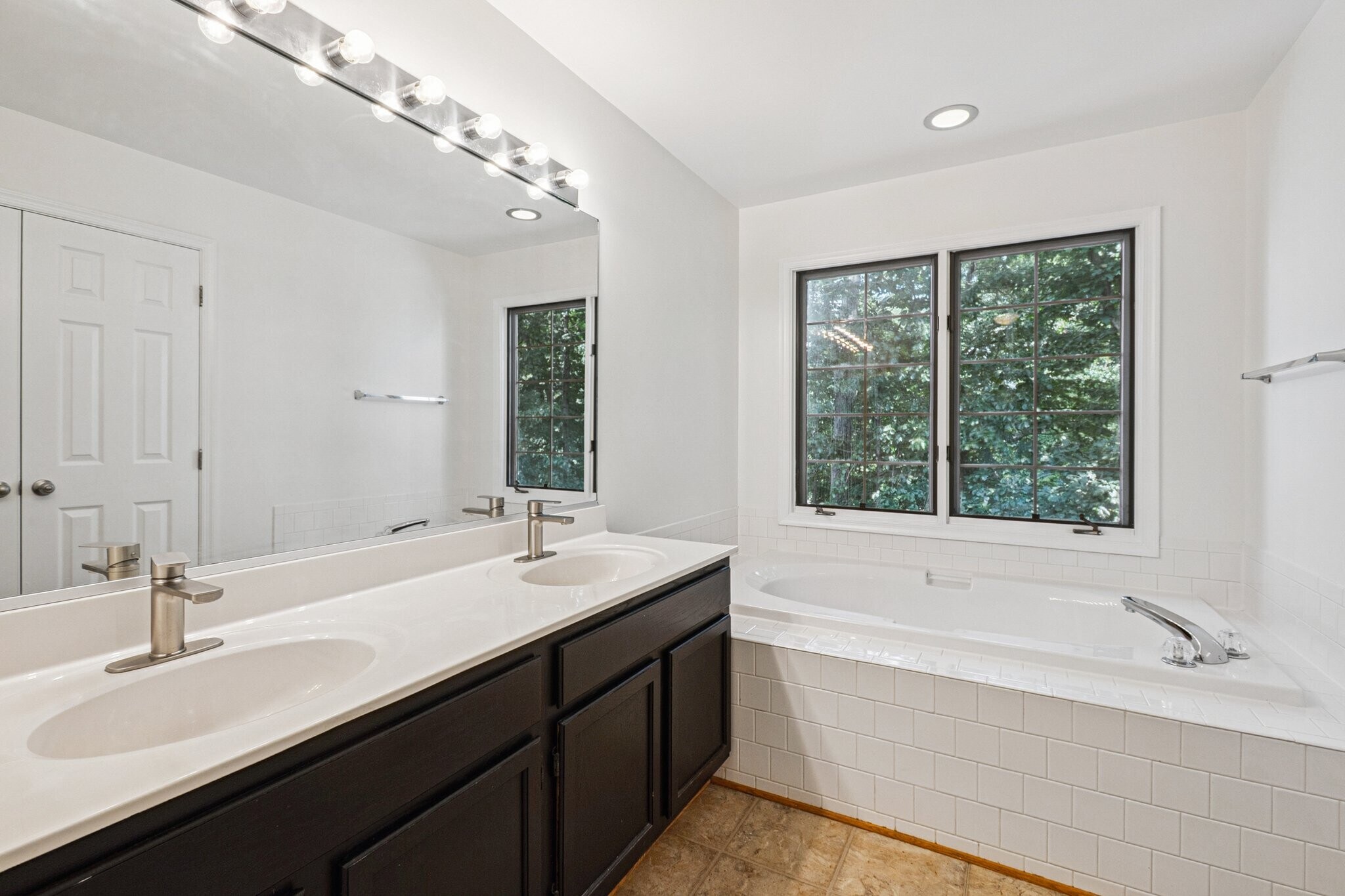 Building Photo - 8410 Woodland Manor Dr