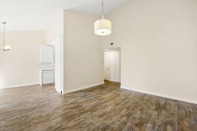 Building Photo - 1811 E Grand Ave