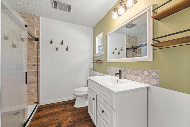 Building Photo - 605 Apache Trail