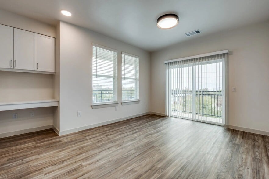 Building Photo - 624 N Lancaster Ave