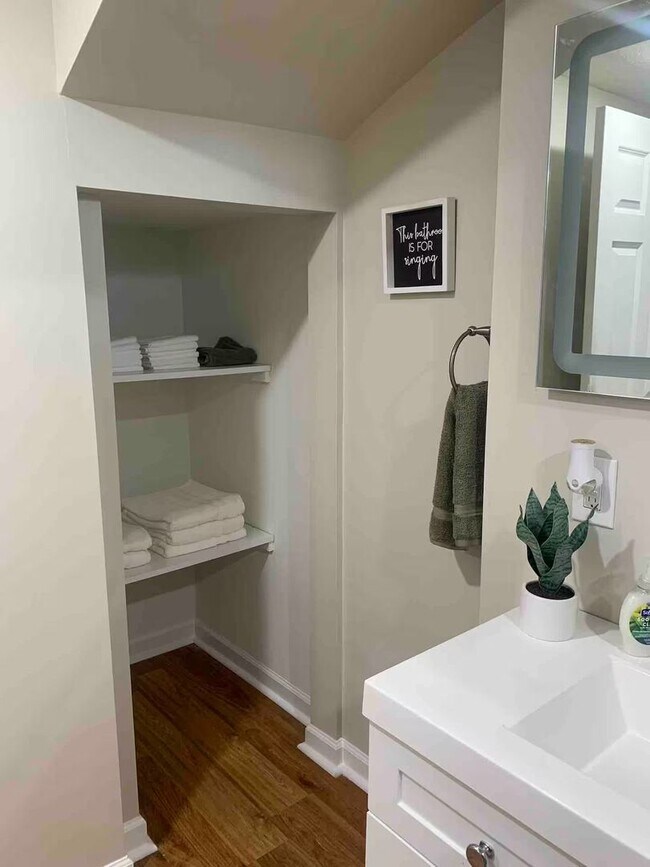 Building Photo - Spacious 5 Bedroom Available