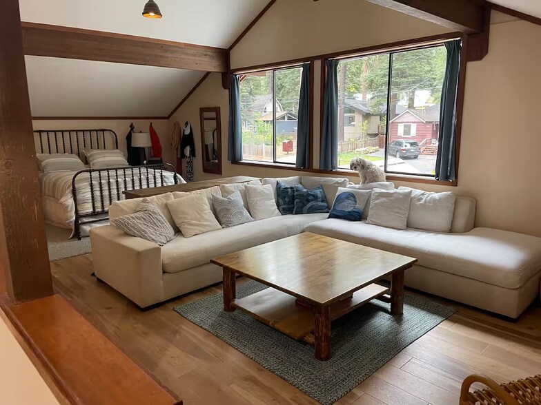 Upstairs Studio - 571 Brassie Ave