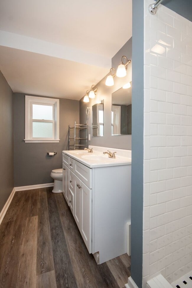 Building Photo - Huge 4 Bedroom 2 Bath Sylvan Park Classic! AVAILABLE NOW. Perfect for Roommates or a Home Office....