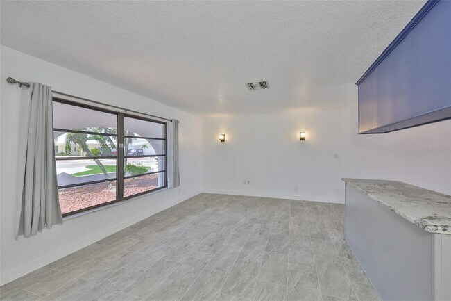 Building Photo - 6422 Lake Sunrise Dr