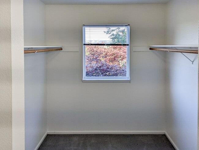 Building Photo - 2205 Crestview Dr S