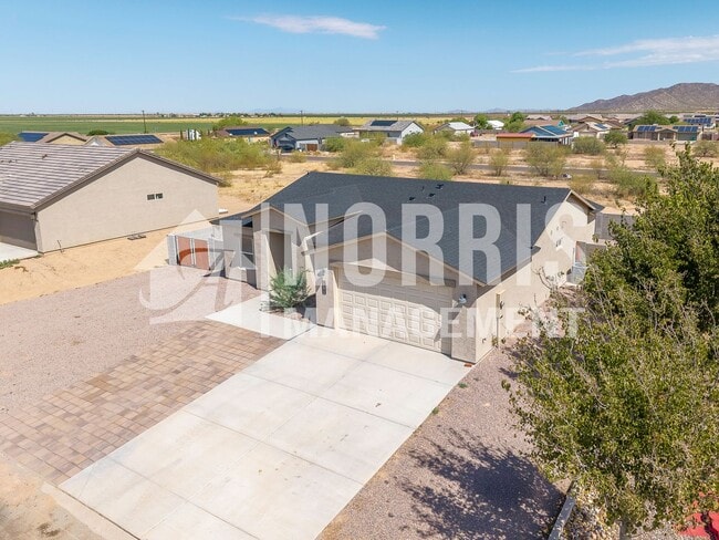 Building Photo - Beautiful Upgraded Home with Furnishings i...