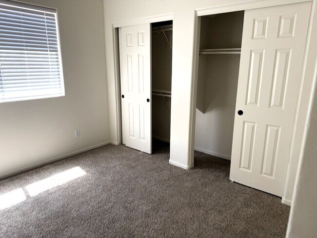 Building Photo - 4 BEDROOM HOME IN LITCHFIELD MANOR WITH 3 ...