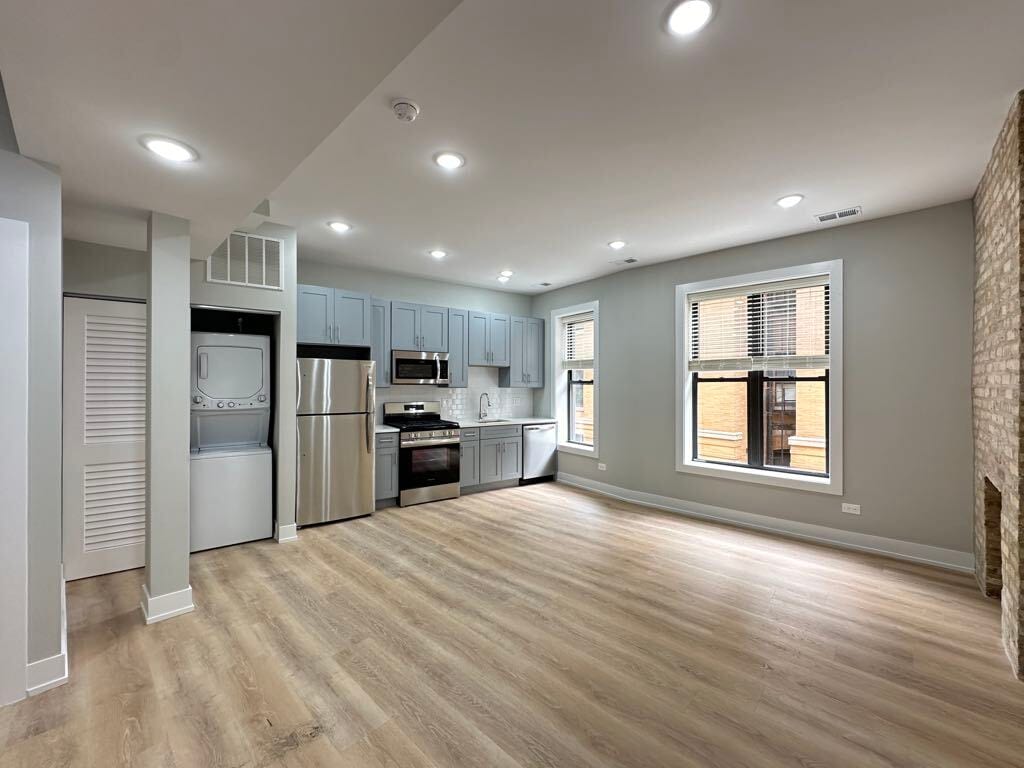 Building Photo - 451 W Belden Ave