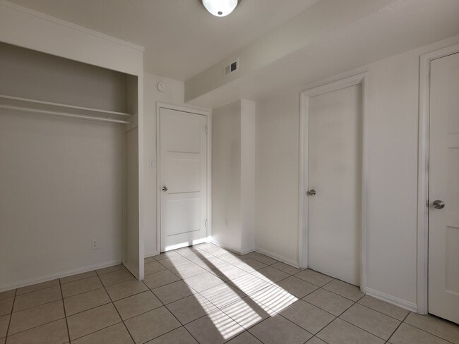 Building Photo - Cozy 1 Bedroom / 1 Bathroom Apartment Available for Lease in Yuma, AZ!