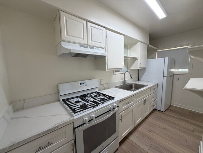 Building Photo - 622 S Kalmia St